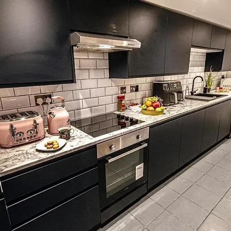 Central 3 - Bedroom Townhouse In Brighton With Parking Exterior photo