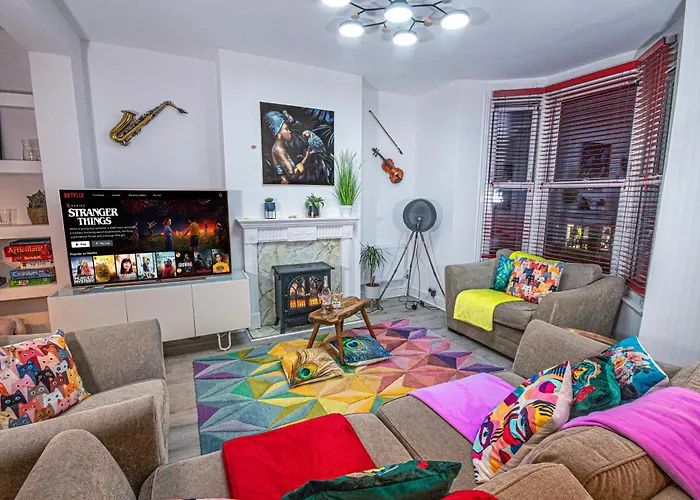 Central 3 - Bedroom Townhouse In Brighton With Parking
