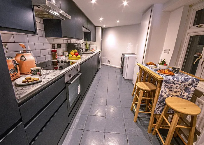 Central 3 - Bedroom Townhouse In Brighton With Parking