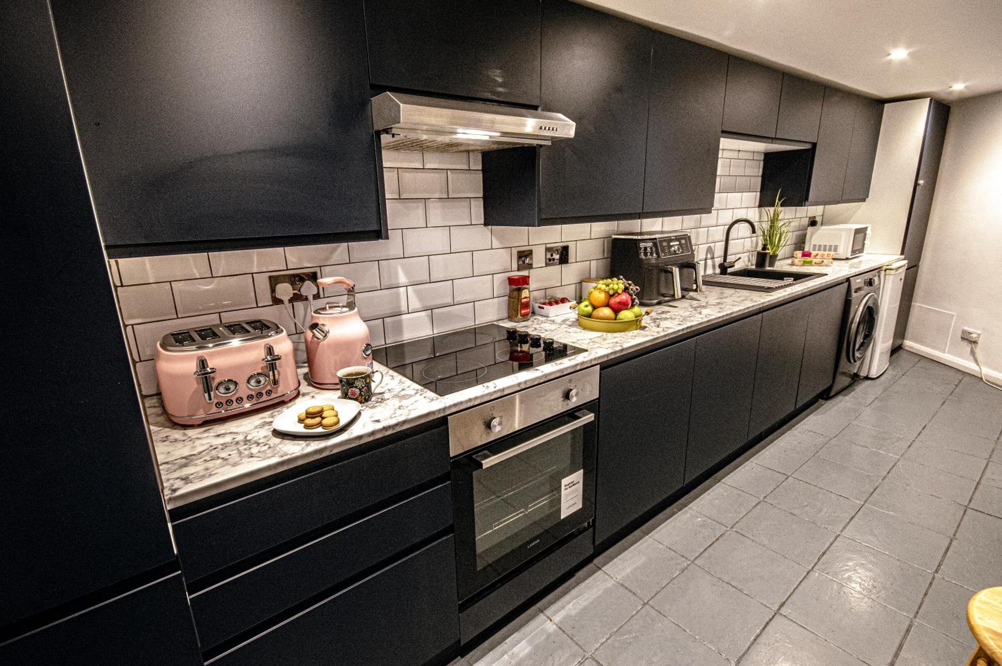 3 - Bedroom Townhouse In With Parking Дом отдыха