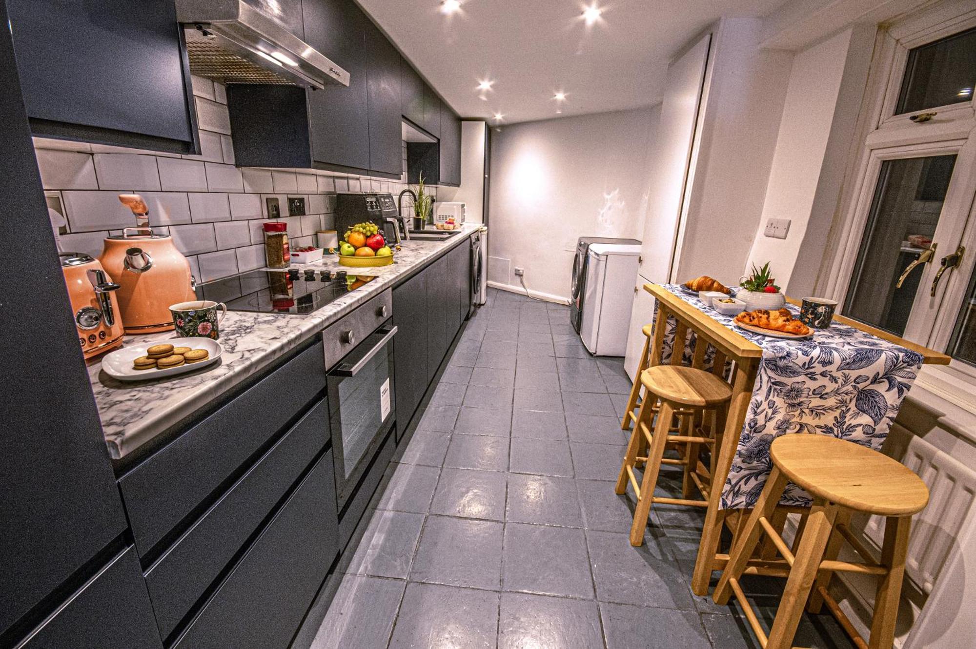 3 - Bedroom Townhouse In With Parking * Brighton