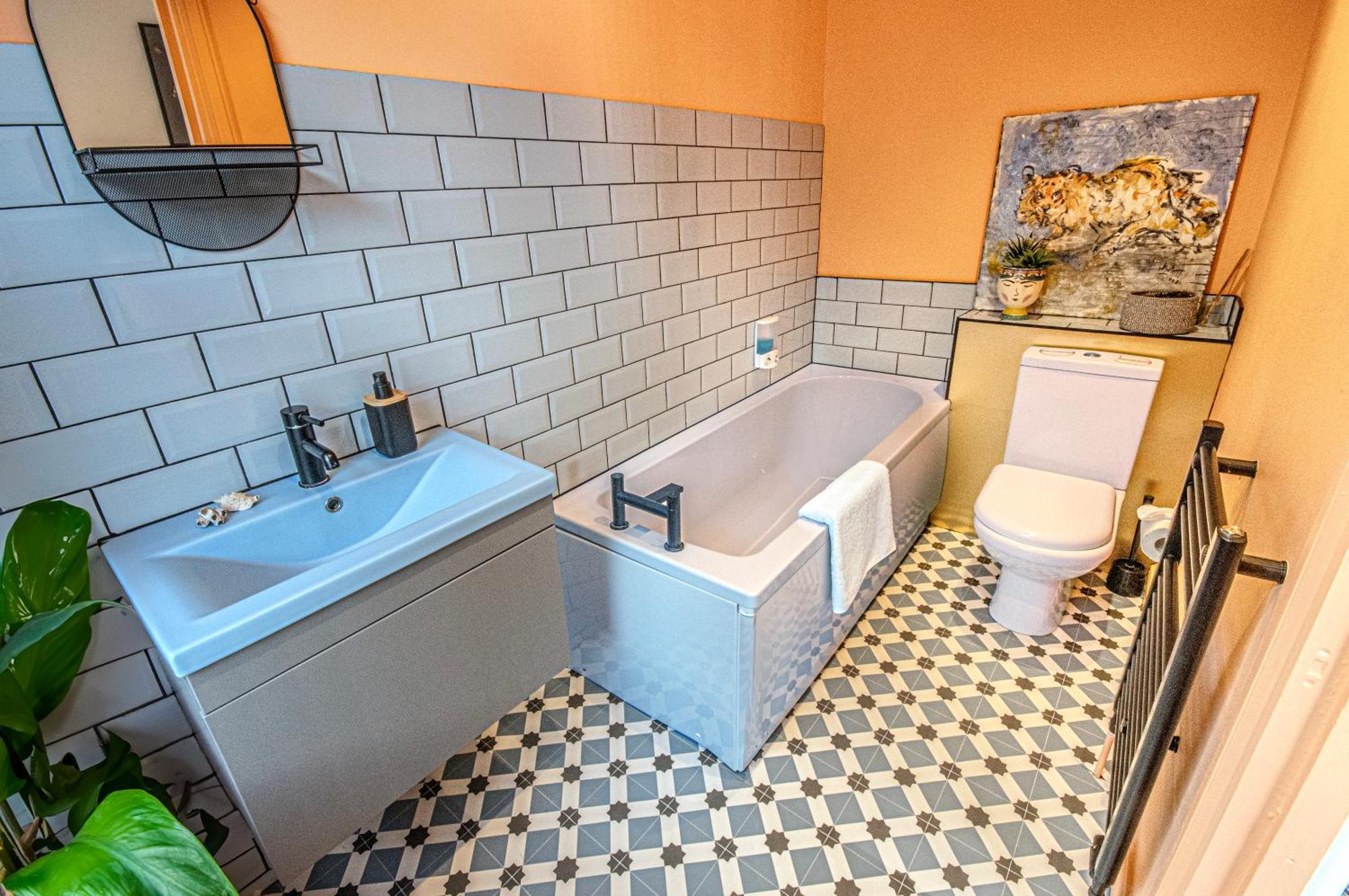 3 - Bedroom Townhouse In With Parking * Брайтонн