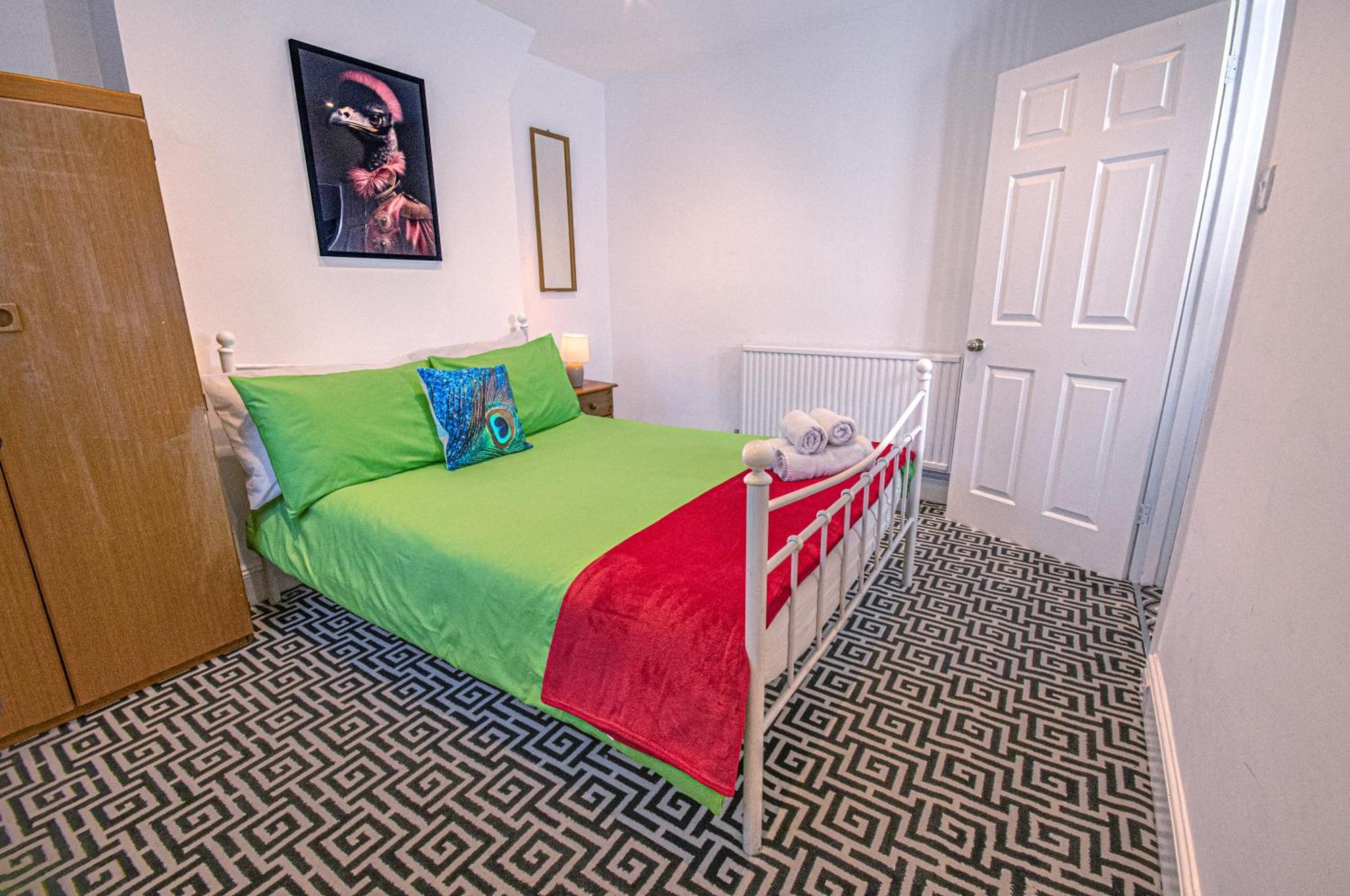 3 - Bedroom Townhouse In With Parking Брайтонн